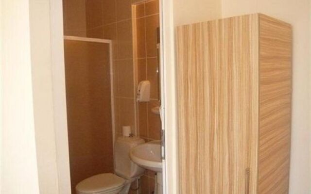 Status Hotel