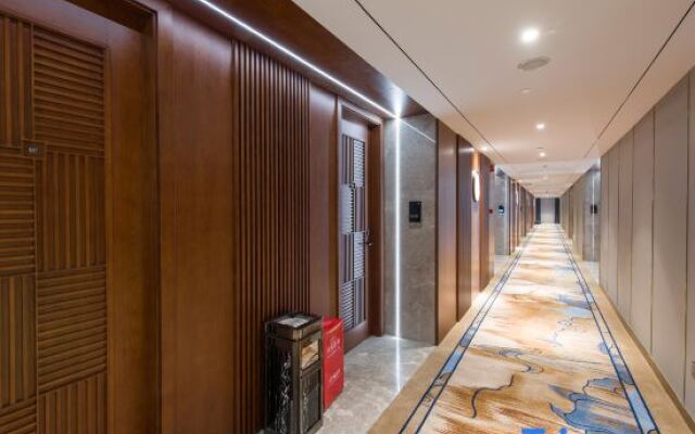 Huada Light Luxury Hotel