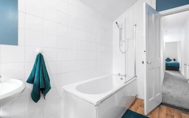 2 Bed House/families/contractors/free Parking