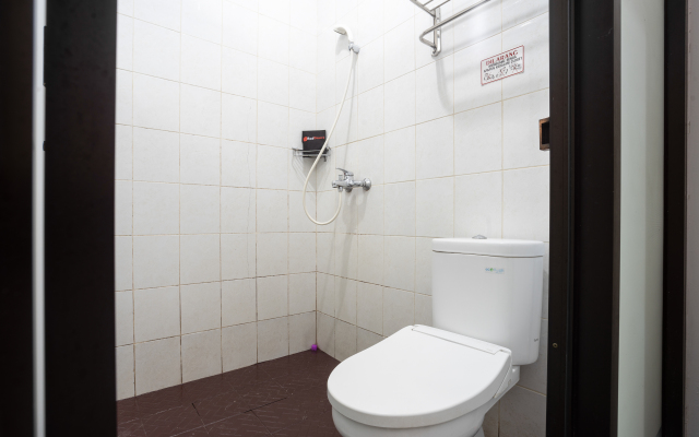 RedDoorz near Eka Hospital BSD City