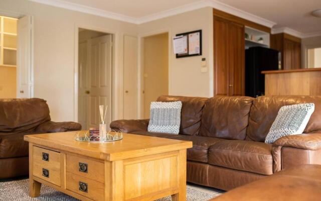 Goldfinch Way Stunning & Spacious Home Sleeps 11