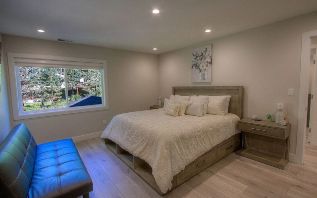 Creek Side Summit 4 Bedroom Home by RedAwning