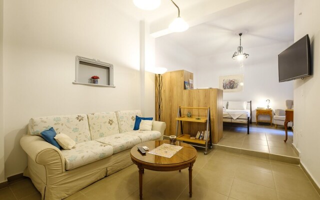 Welcoming Koukaki Hideaway  by Cloudkeys