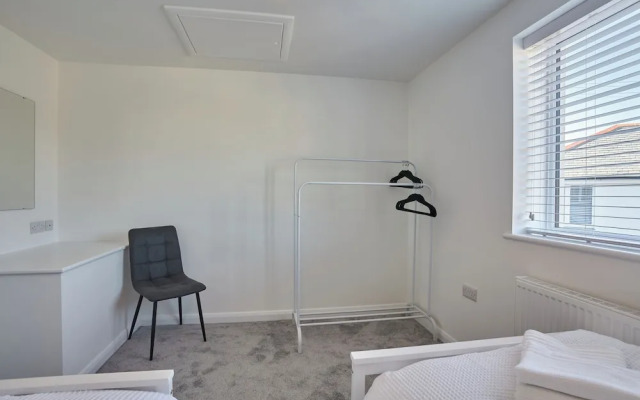2022 Modern Home In Central Hayle With Parking