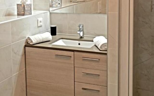 NEW Modern 1BR Apt/Terrace/Parking/Beside Beach
