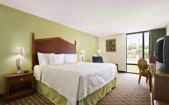 Days Inn Fayetteville-South/I-95 Exit 49