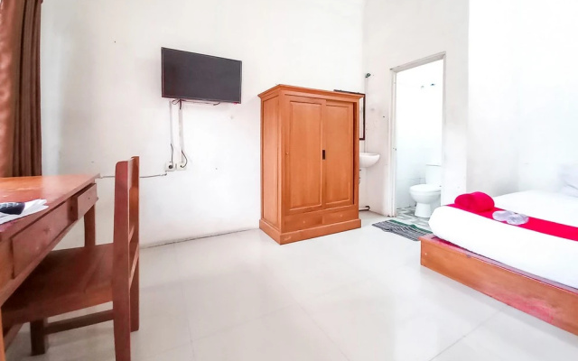RedDoorz Syariah @ Homestay Bougenville near Taman Alun-Alun Kota Lamongan – Guest Rooms – Lamongan