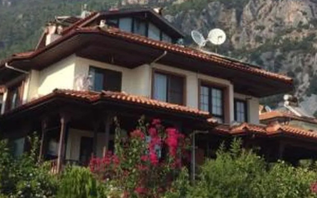 Moon House Apart