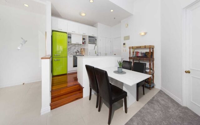 QV Viaduct Charming Apartment with AC WiFi and Parking - 933