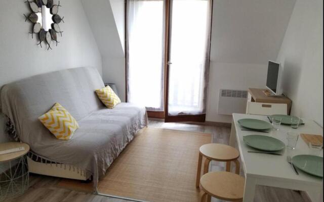 Apt with Balcony at 350 M From the Beach