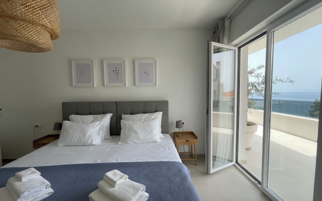 Exclusive Seafront Suites with hot tub