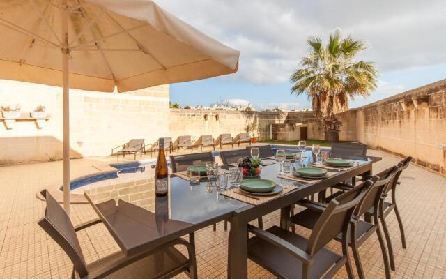 Centre Island Gozitan Farmhouse & Pool