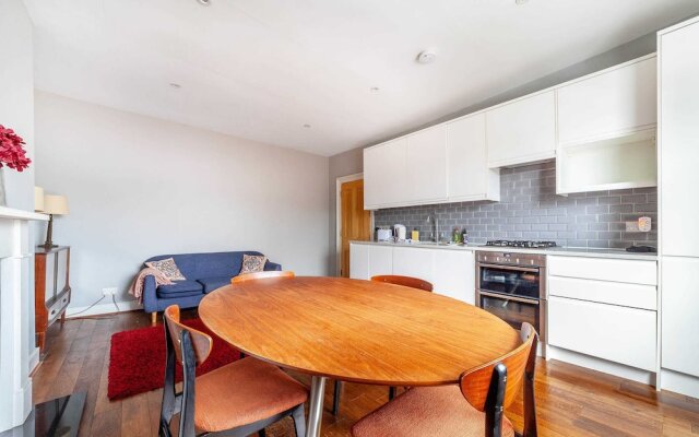 Modern 2-bed Flat in Shepherds Bush - Comfort & Style!