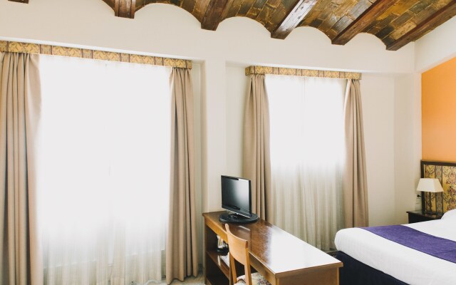 Ad Hoc Monumental Hotel