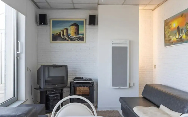 Apartment on Zeedijk With Sea Views