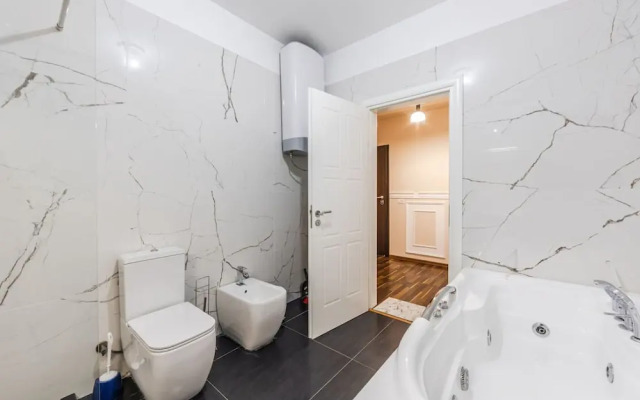 Spacious City-view Apartment Overlooking Shkod r