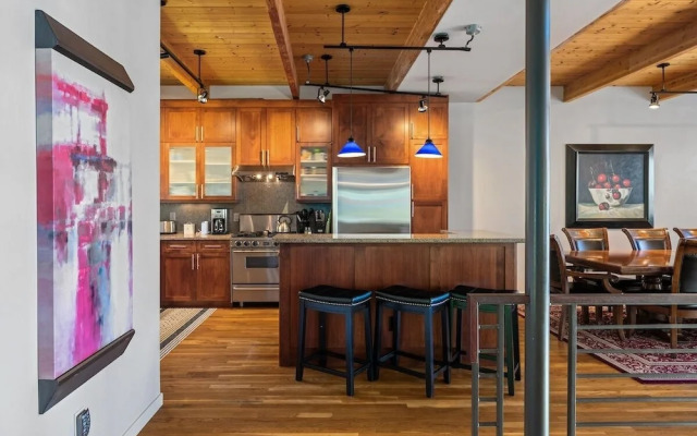 Blackhawk 2817 4 Bedroom Townhouse by RedAwning