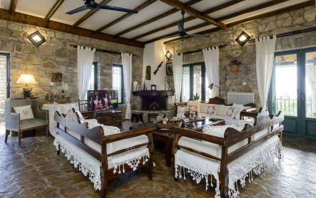 Majestic Chateau - Spectacular Seascapes & Pool