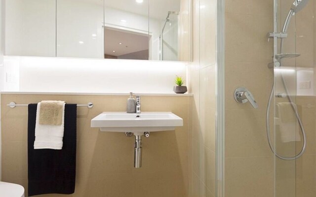 Brand New Heart Of City Executive Apartment