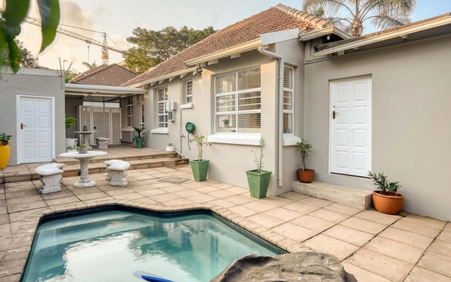 Hampton Collection - Stylish 3 Sleeper Apartment with Pool