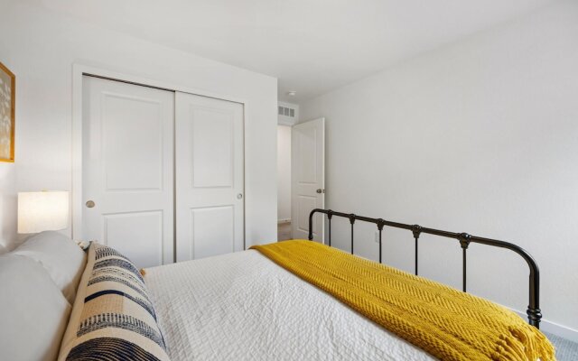 New Build W/ Great Backyard & Lake Access!