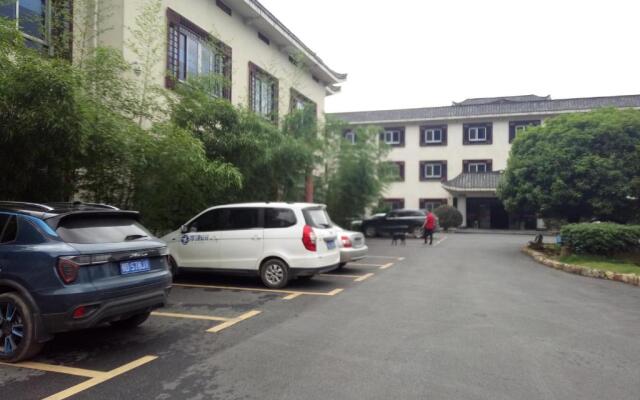 Lang Quan Holiday Hotel