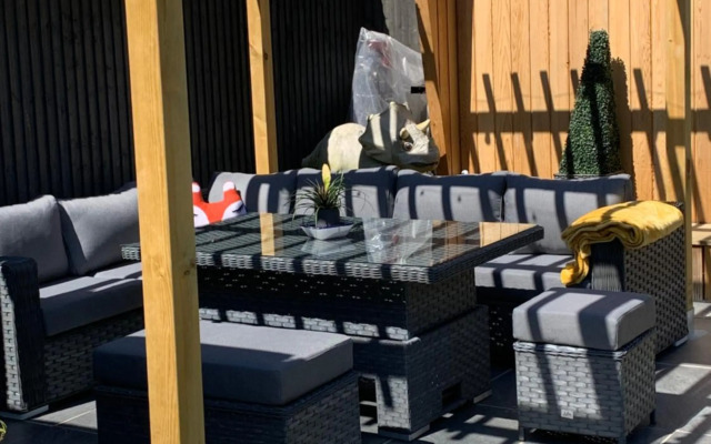 Linda's Annex-NEWLY BUILT separate entrance!!