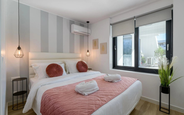 Stylish Voula Apartment with pool close to Kavouri Beach