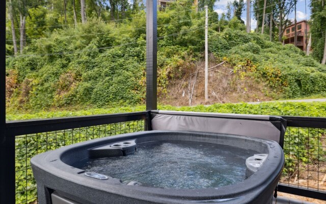 Sunset Chalet 2 Bedroom Cabin by RedAwning