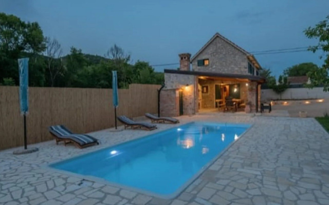 Adorable Holiday Home With Swimming Pool