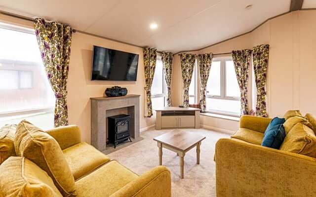 Waterfall Luxmy Lodge with Hot Tub