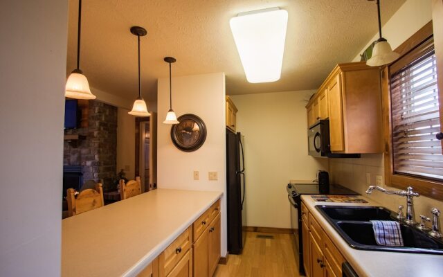 Nestled Inn Lodge 3 Bedroom Home by RedAwning