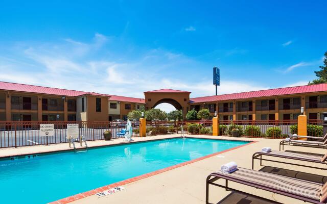 Red Roof Inn & Suites Jackson - Richland