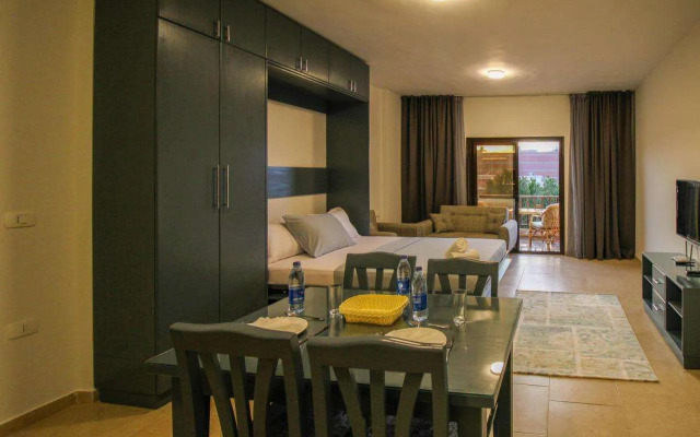 Beautiful studio with sea view and pool view