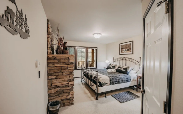 89gs - Hot Tub - Pets Ok - Wifi - Sleeps 4 1 Bedroom Home by RedAwning