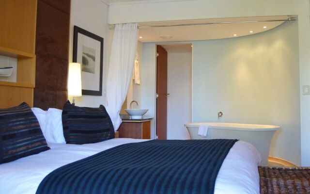 Island Club Hotel & Apartments
