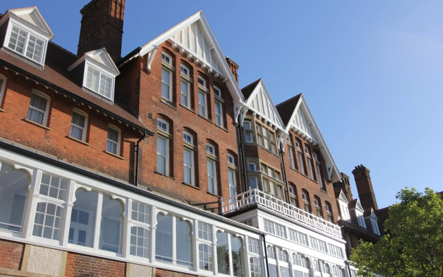 Yarrow Hotel