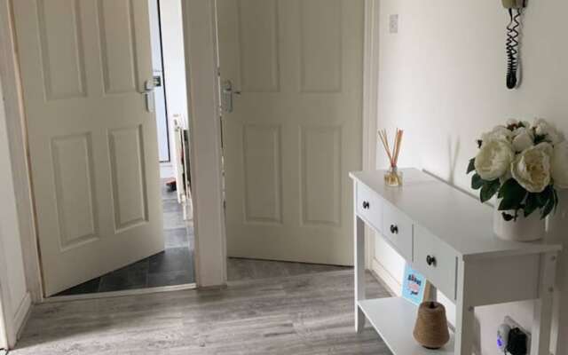 Lovely Spacious 2 Bedroom Flat by the Meadows