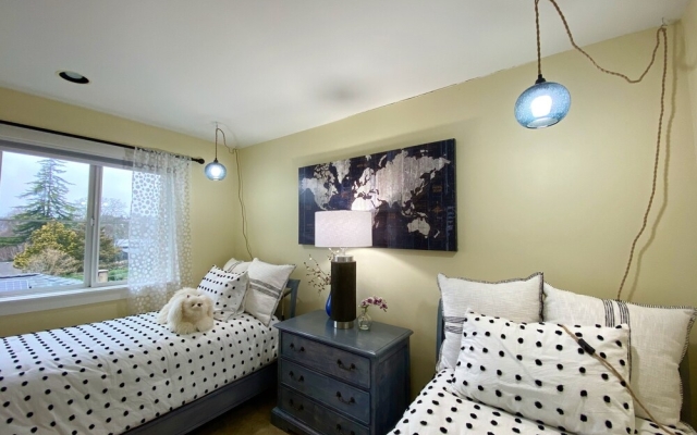 Tranquil 3BR House with Balcony