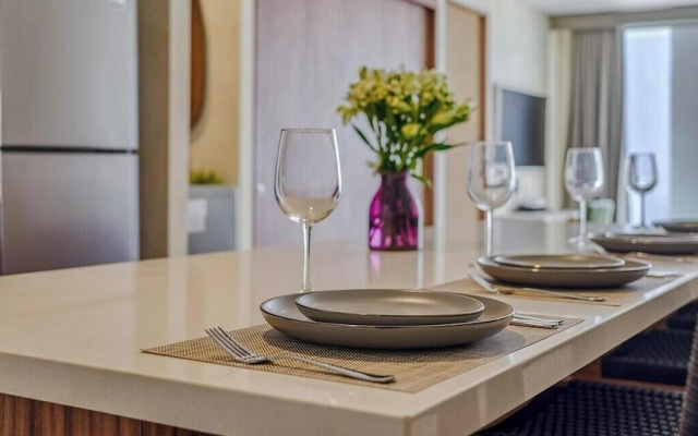 Luxury 2 BR Condo Near Beaches - Pools - Gym