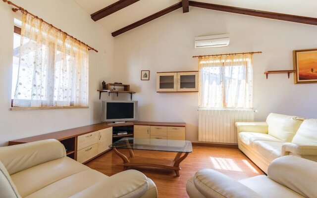 Nice Home in Liznjan With Wifi and 6 Bedrooms