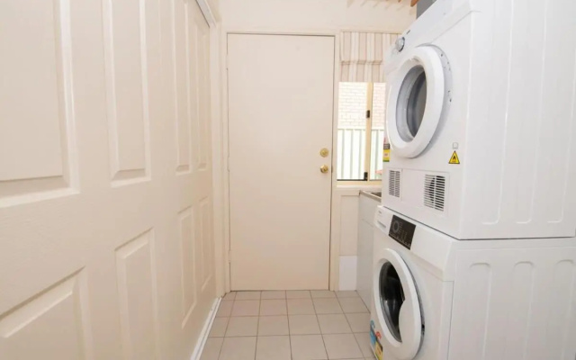 Park Villa Spacious 2 Bedroom Unit Close to CBD – Guest Rooms – Orange