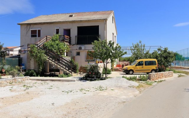 Basil Apartments And Rooms