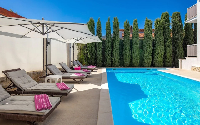 House Rose With Private Pool And Garden