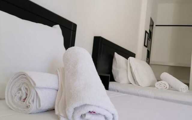 Room in Guest Room - Standard Queen Room two Beds n01