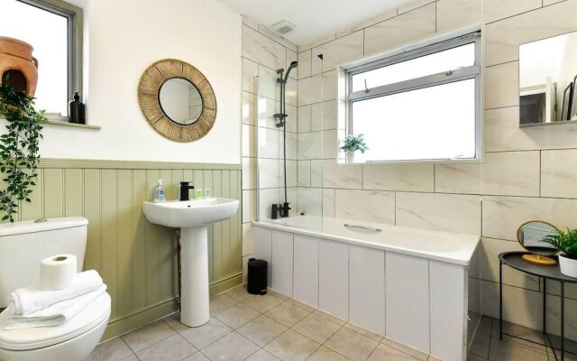 House - Sleeps up to 9 & Free Parking