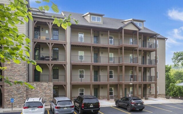 New Lakeview Penthouse - Amenities Galore!