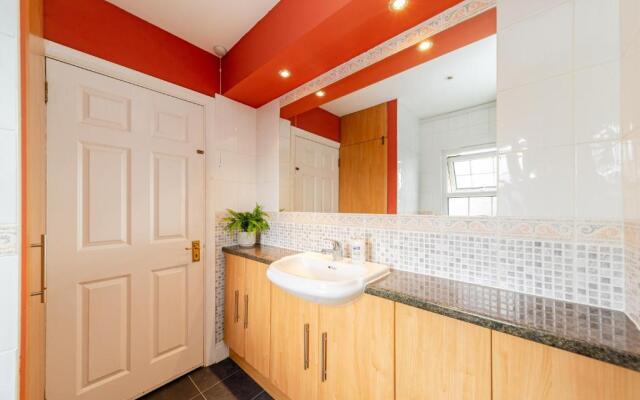 Cosy three bedroom flat next brighton seafront SLEEP 8