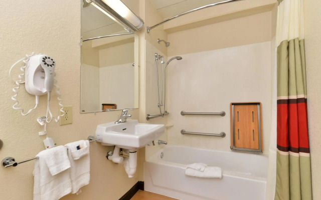 Red Roof Inn PLUS+ Secaucus - Meadowlands - NYC