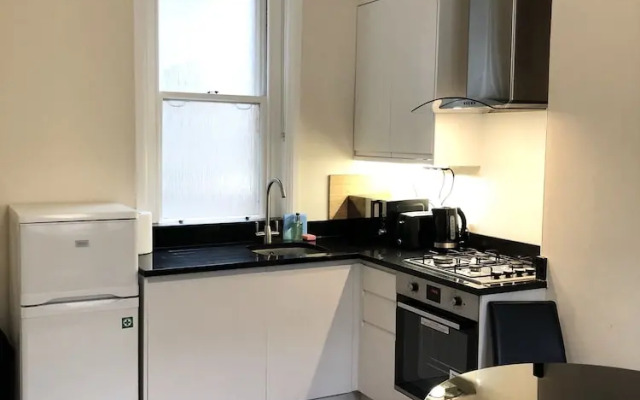 Stylish Maisonette and studio in Victoria